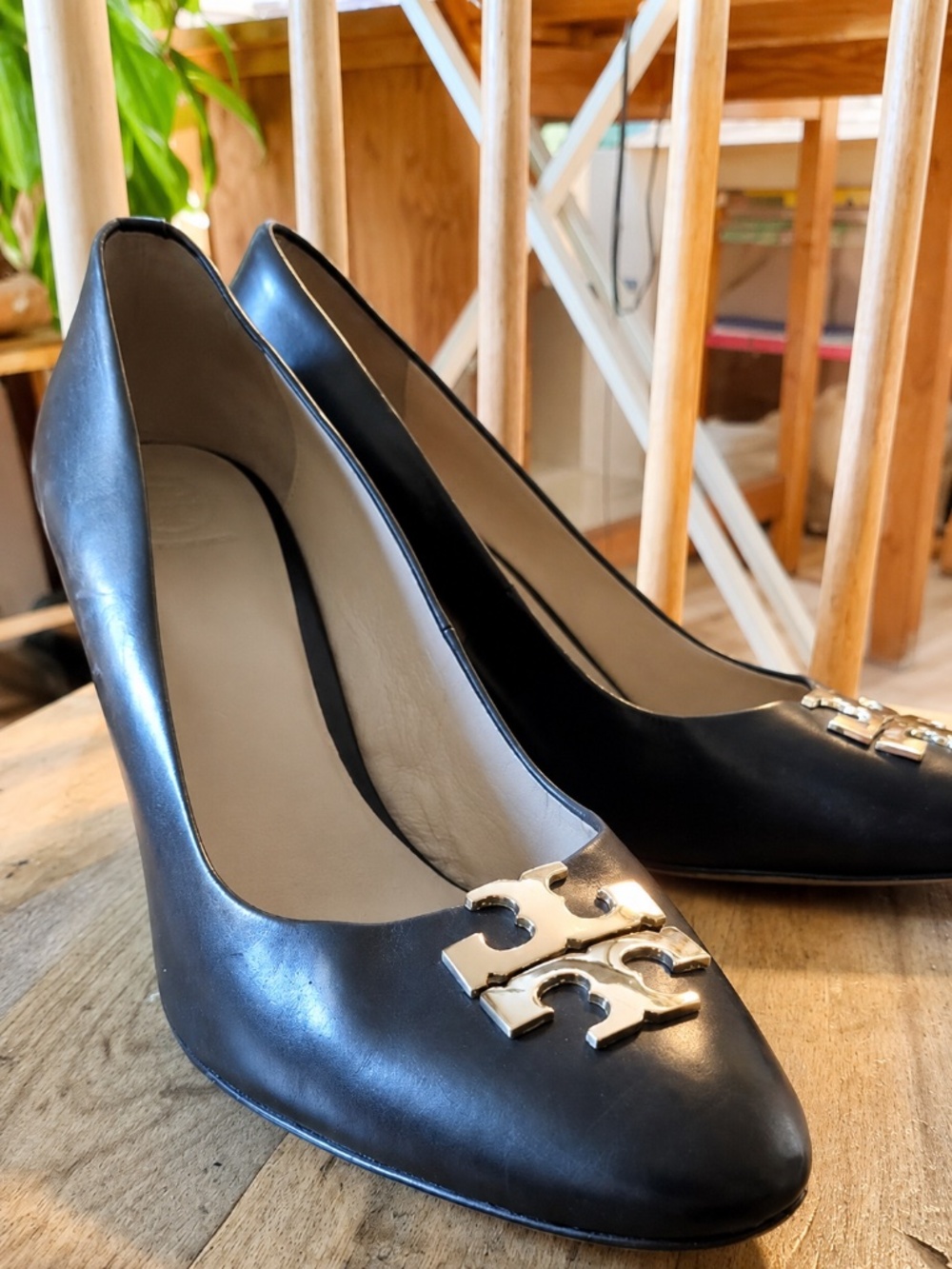 Tory Burch Size 9.5 Raleigh Logo Leather Wedge Almond Pumps In Black